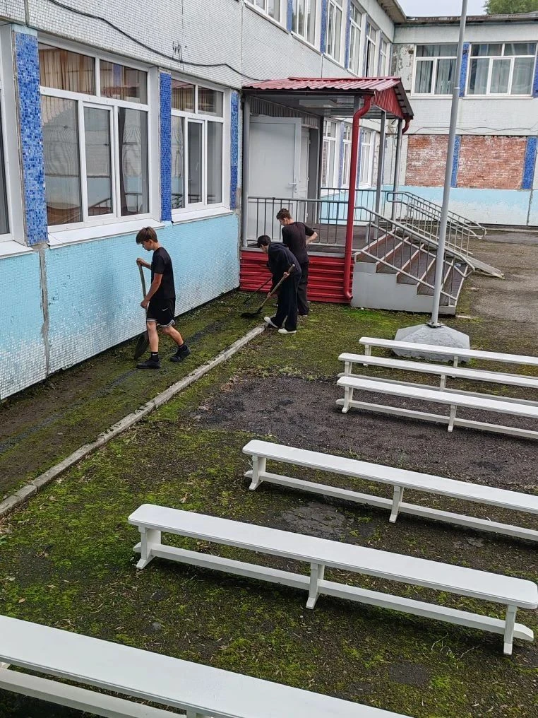 ☀️ Трудовой десант: возвращаем школьному двору ухоженный вид! ☀️

Сегодня наша школьная бригада вышл