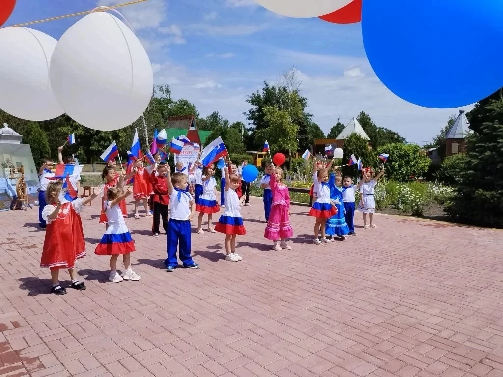 Нам праздники для радости даны,
Мы знаем их немало, самых разных,
Но день России, день родной страны