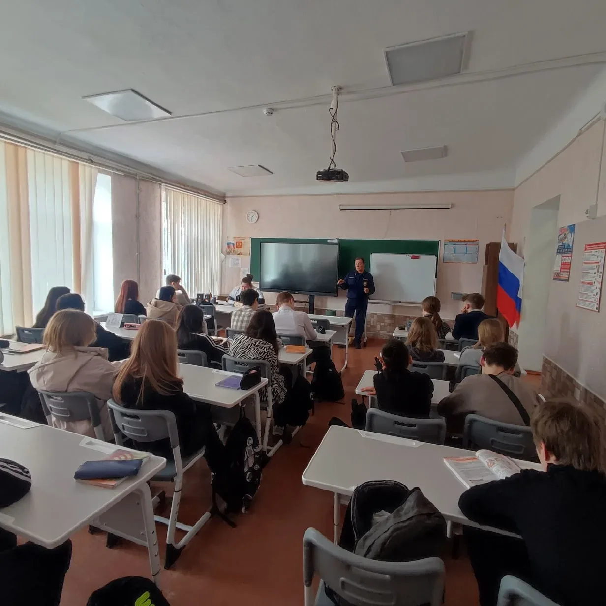 Безопасность начинается с навыков: урок от ВСКС в Бердянском лицее
