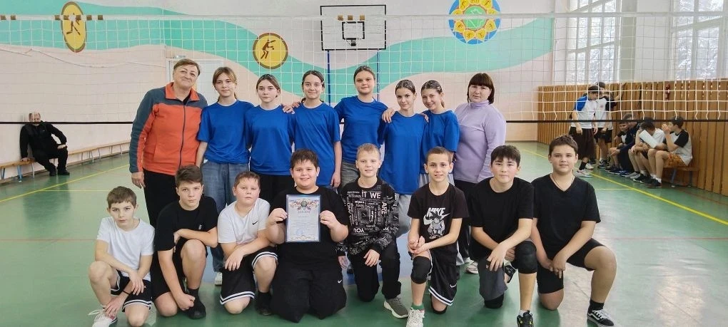 🏐 Наши волейболисты — молодцы!🎉  Команда наших спортсменов приняла участие в краевых зональных сорев