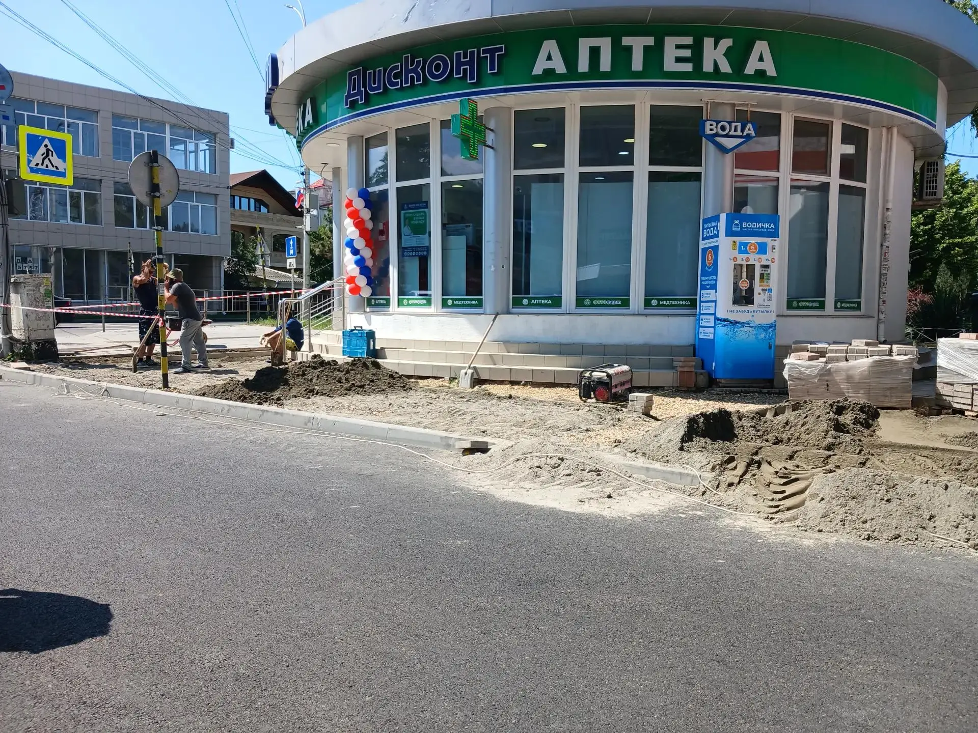 На ул. Краснозелёных\Крымская, район Центрального рынка Анапы возобновили ремонт территории, прилега