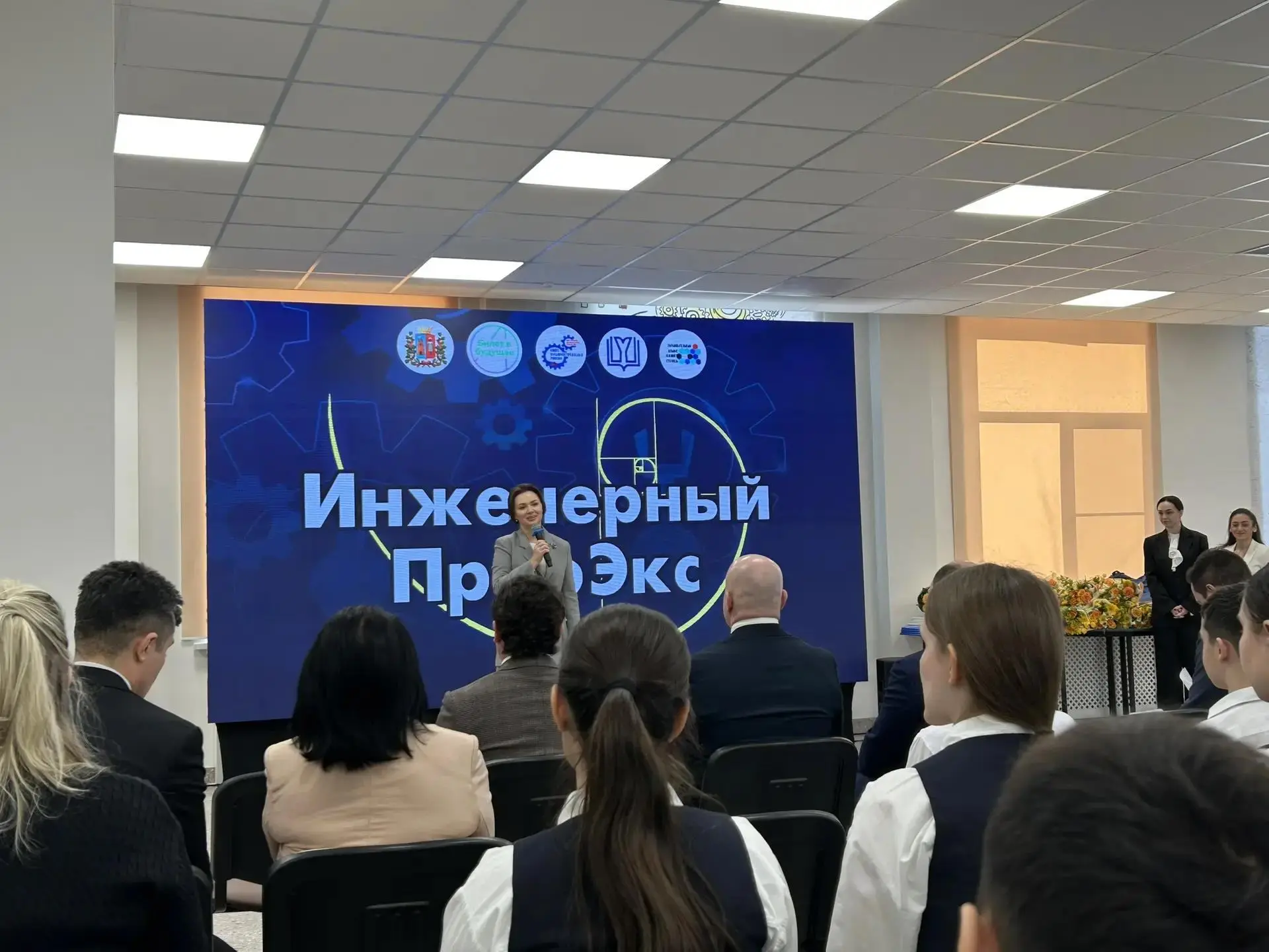 Успехи лучших!   В ростовской школе №116 торжественно подвели итоги конкурса детских рисунков «Проду