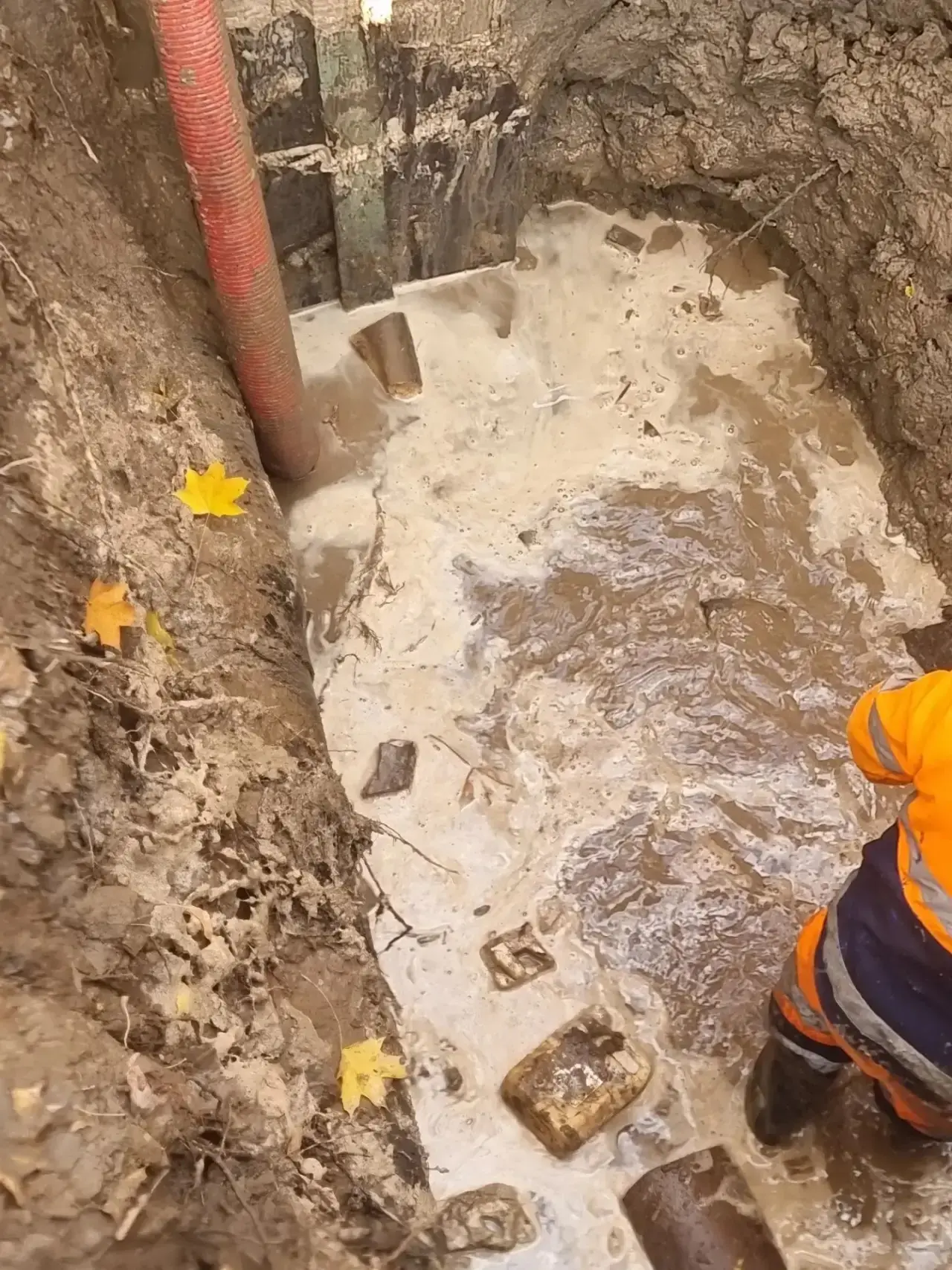 Работы по восстановлению водоснабжения продолжаются.  Производится откачка воды.
