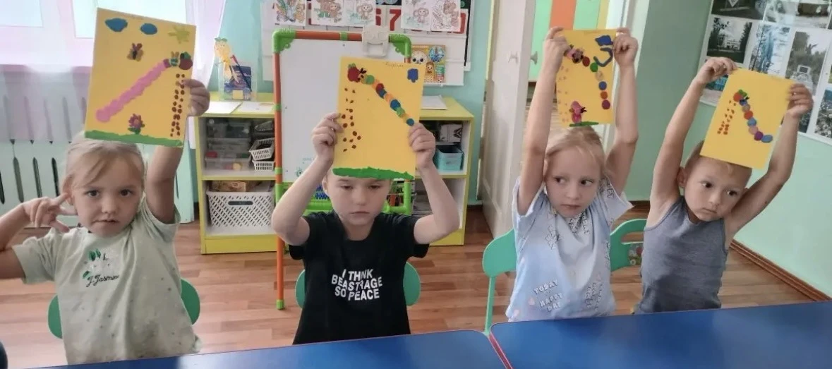 Чудесное превращение гусеницы 🐛

В разновозрастной группе (воспитатель Надежда Фёдоровна Кодик) был