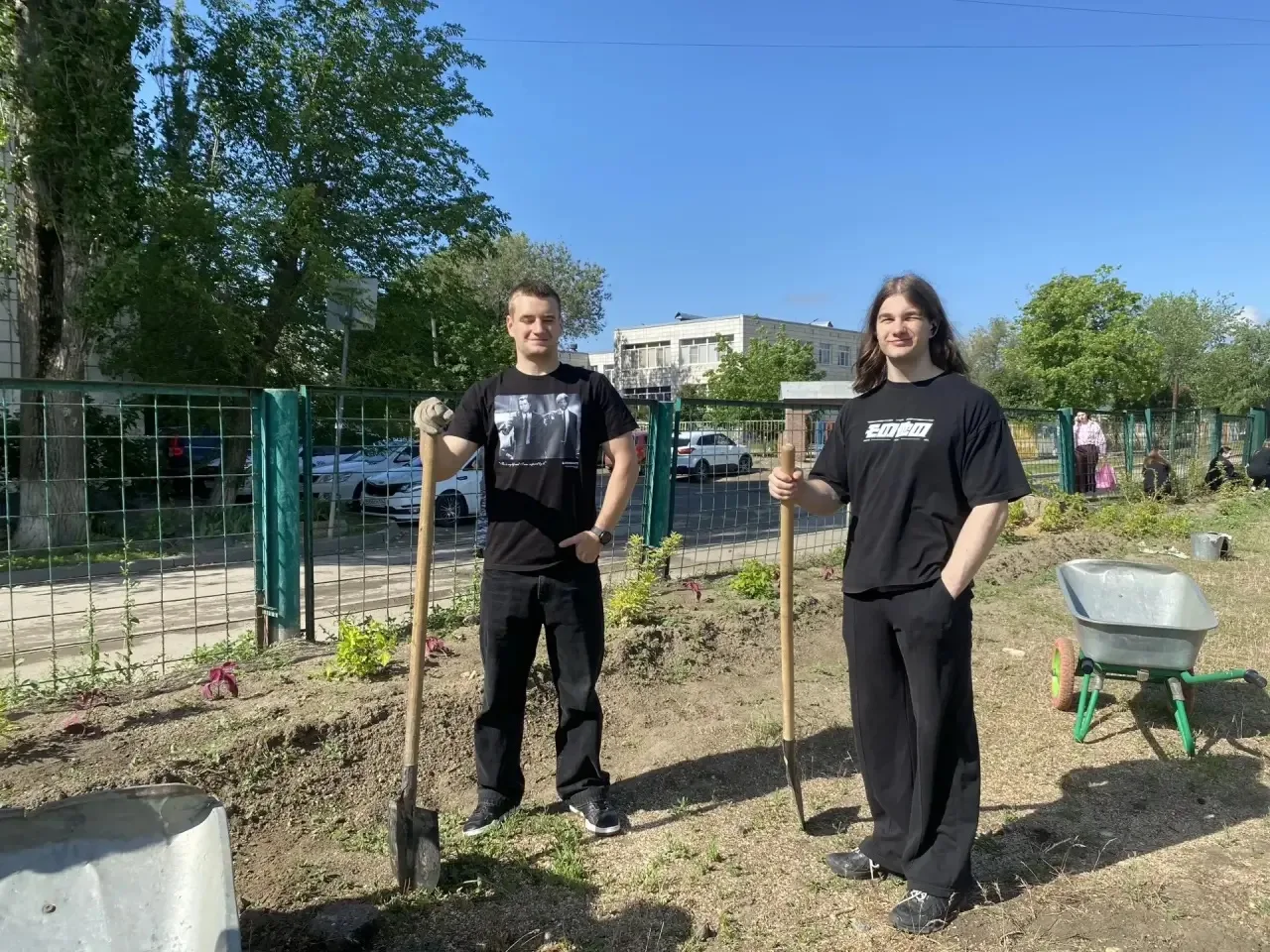 🌿 Школьный двор становится красивее: вместе создаём уголок природы! 🌿  Наши одиннадцатиклассники — н