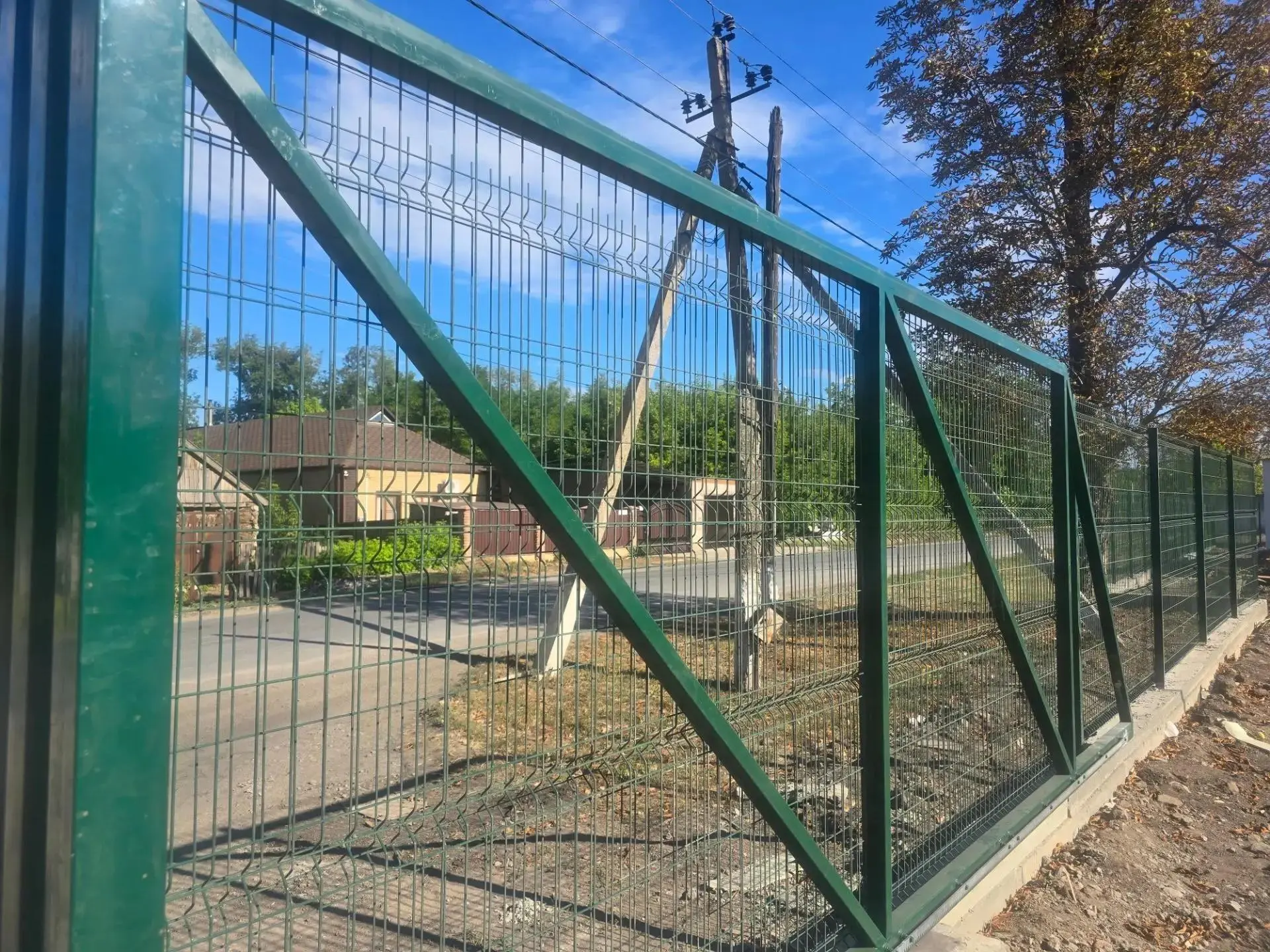 Бригада Якутии установила ограждение у школы в Еленовке