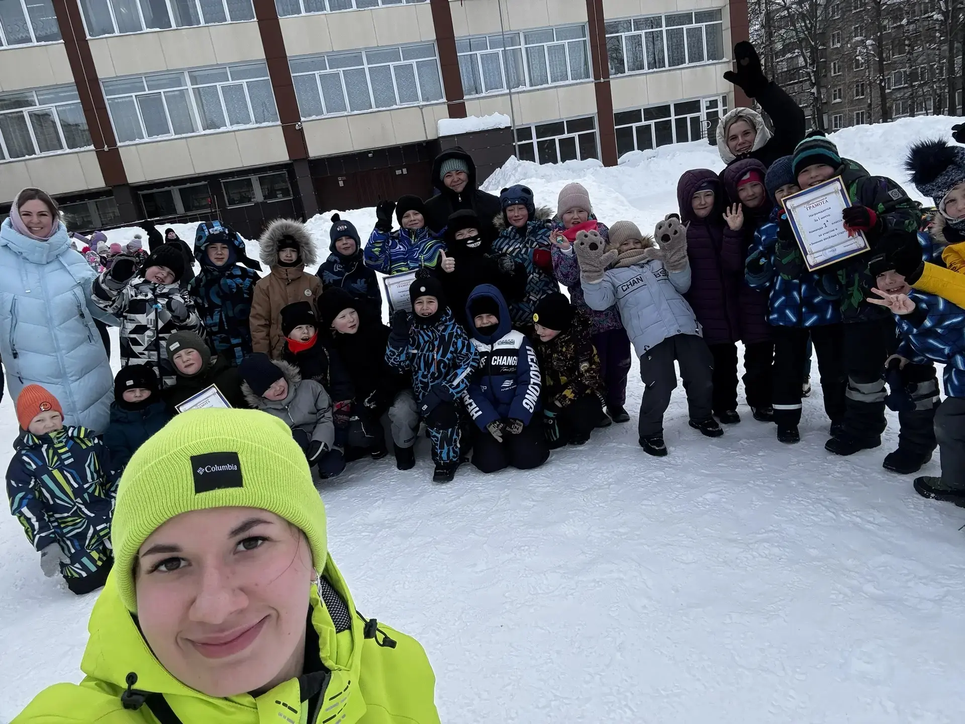 🏃‍♂️ Сегодня на школьном дворе царило настоящее спортивное настроение — первоклассники приняли участ