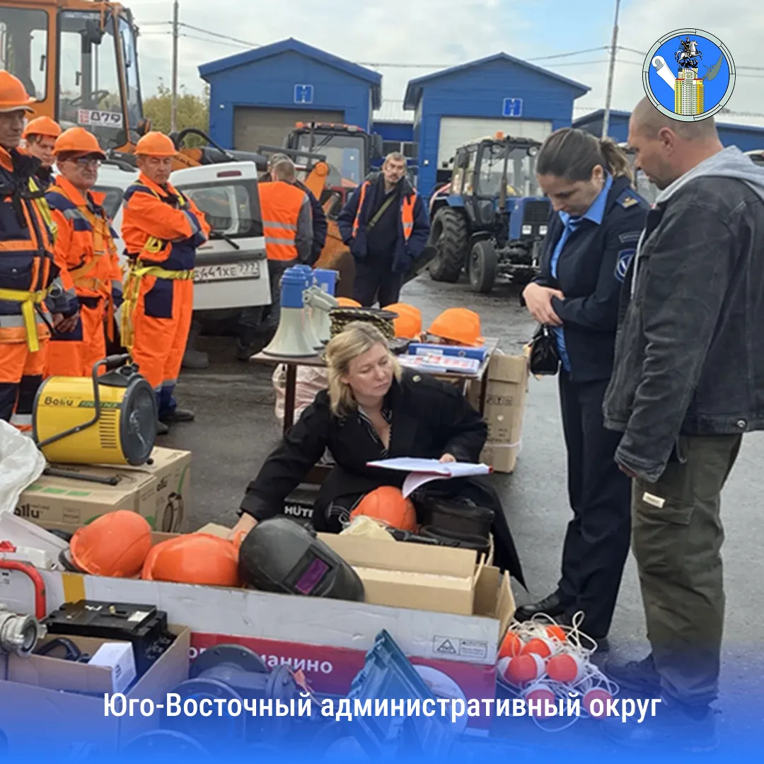 В Москве прошел общегородской смотр готовности коммунальной техники, средств малой меха...
