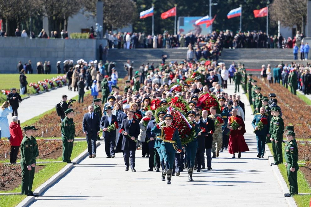 На Пискаревском мемориальном кладбище состоялась торжественно-траурная церемония возложения венков и