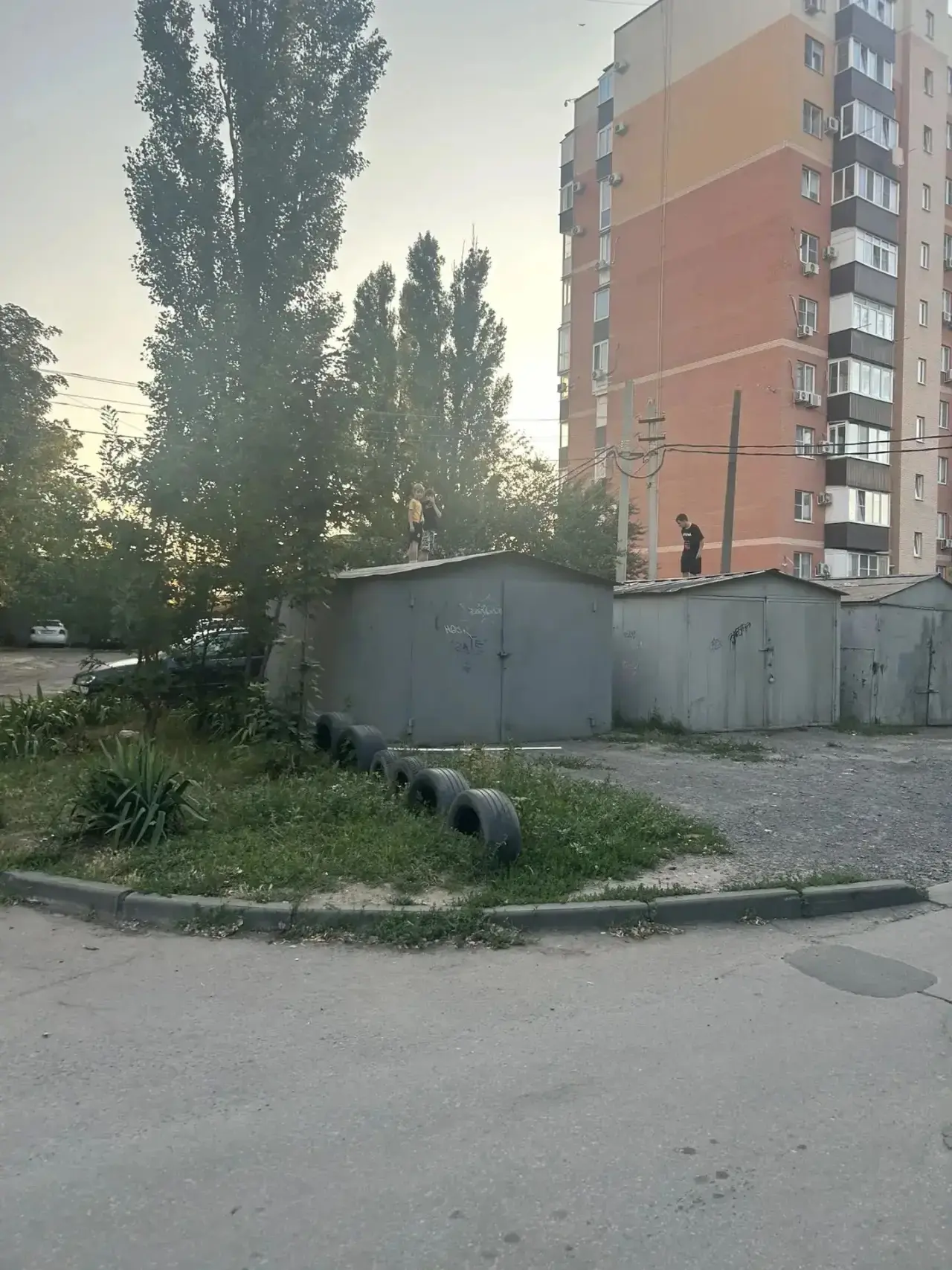 Уважаемые родители, проведите пожалуйста беседу со своими детьми. Не нужно лазить по гаражам!!!