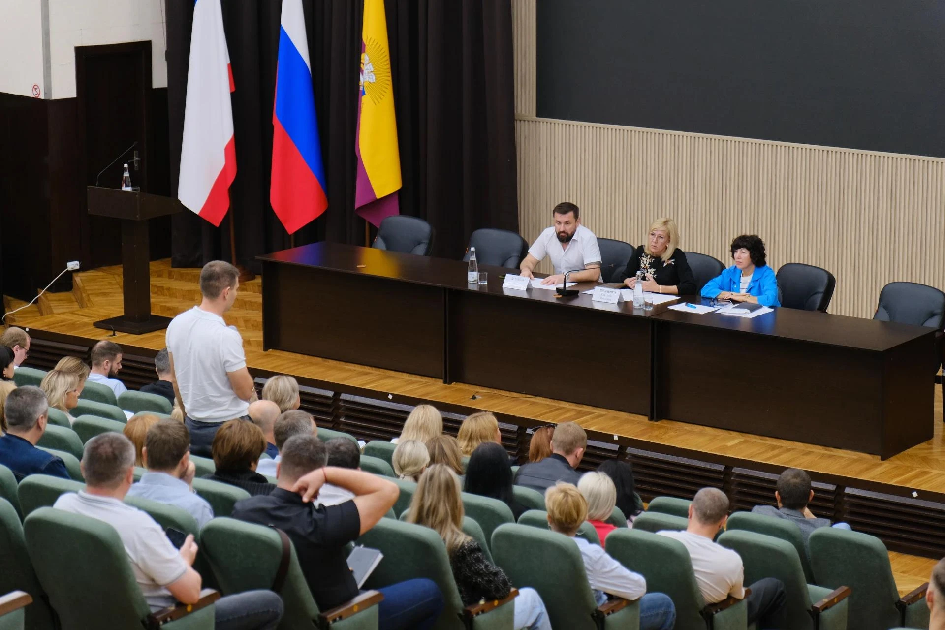 Аппаратное совещание. Теперь, помимо основной повестки, в обязательном порядке заслушив...