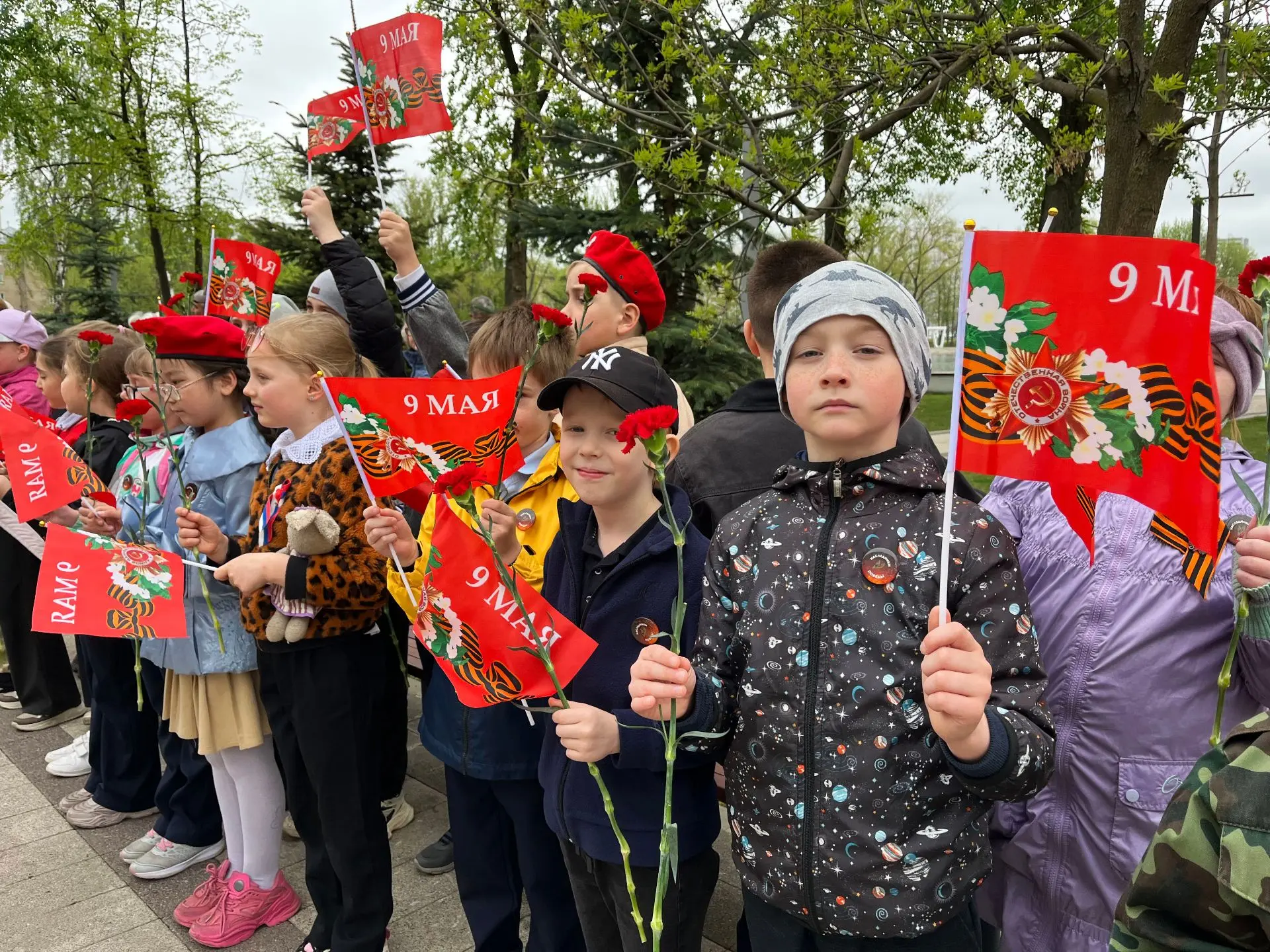 🎖️Помним. Гордимся. Чтим!  Ученики 2 класса и юнармейцы нашей школы приняли участие в памятном митин
