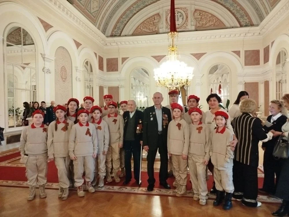 😊🇷🇺 Живая история: юнармейцы встретились с ветеранами в Большом театре   🎭 Юнармейский отряд "Отважн