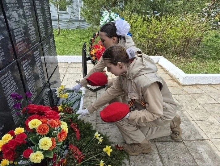 ✅ Представители юнармейского отряда "Ястреб", Желагина Валерия (8д)и Куликова Ксения (7г), 9мая в с.