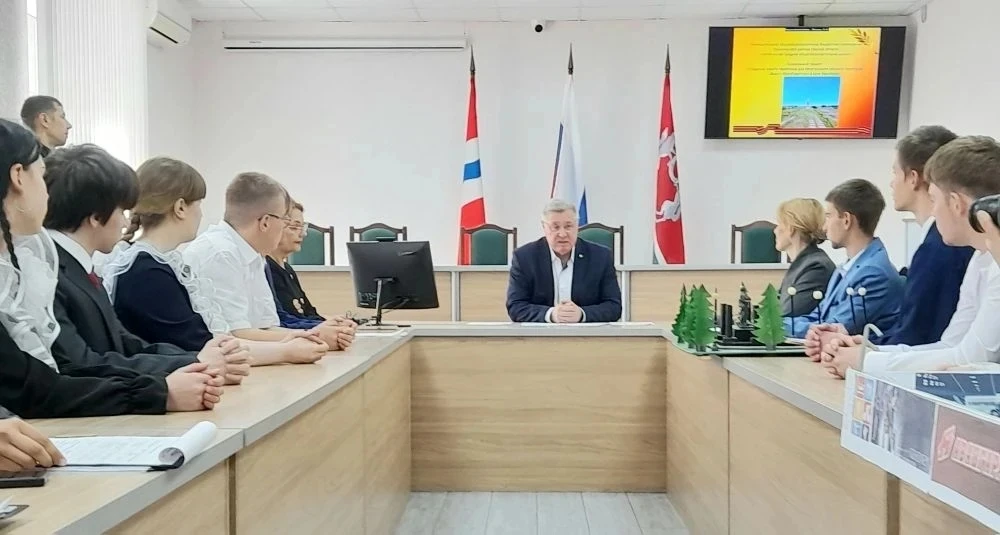 глава Тюкалинского района, Иван Иванович Куцевич, провел важную встречу с юными лидерам...