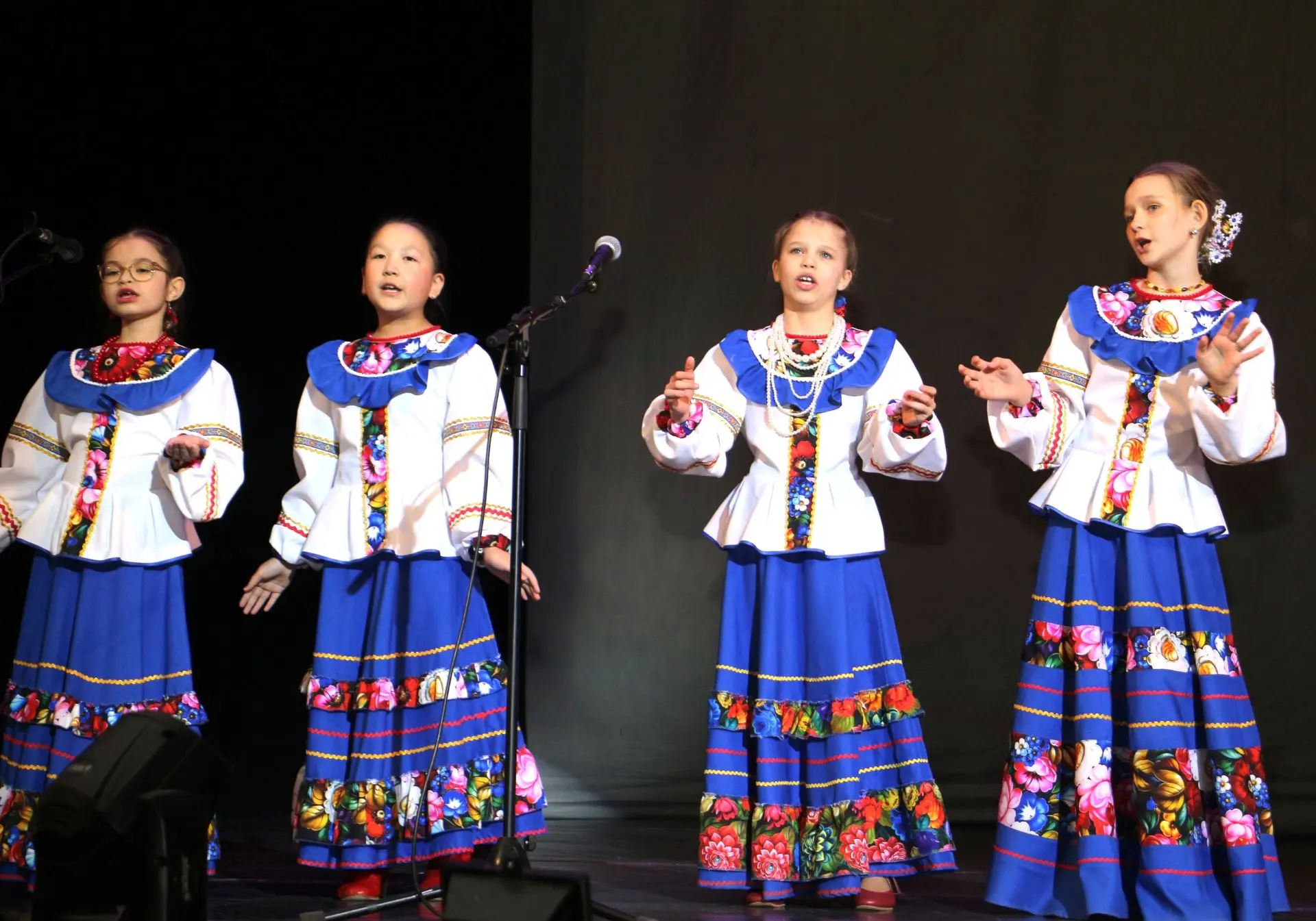 30 лет творчества, да припеваючи! 🎼   В ДК «Сокол» прошел юбилейный концерт образцового ансамбля нар