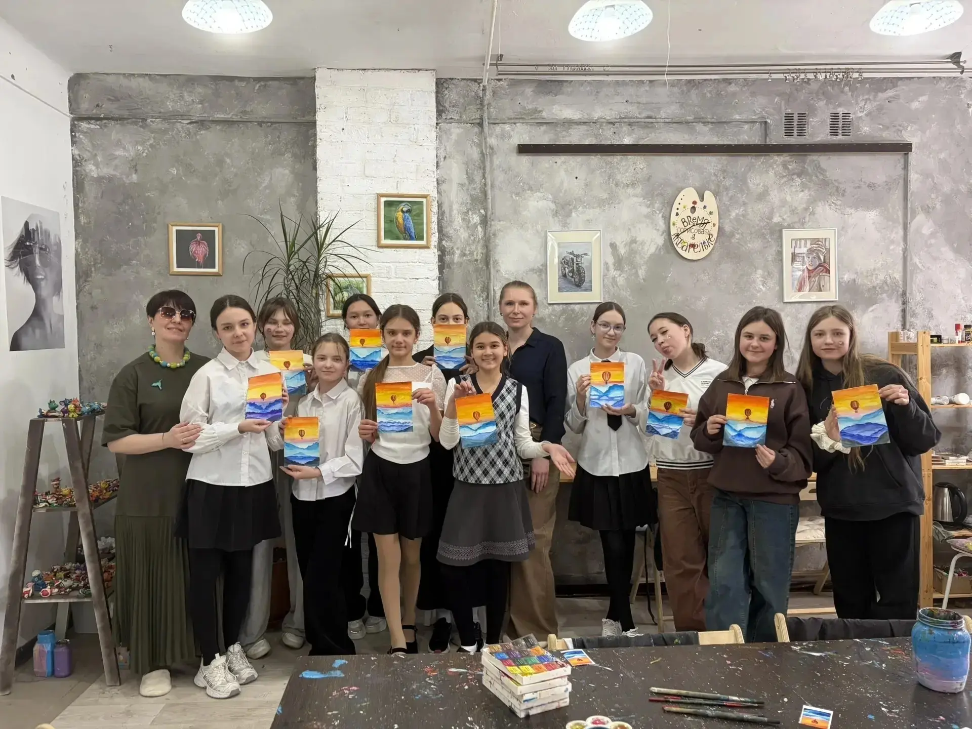 Праздники закончились, а приятности продолжаются☺️ Девочки 6г получили в подарок от своих мальчиков 