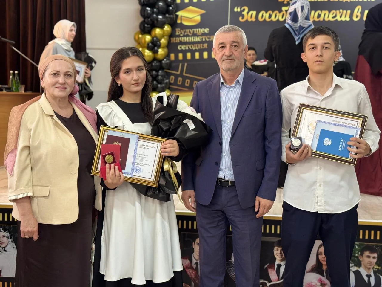 Дорогие выпускники!От всей души поздравляем вас с получением документов об образовании и заслуженных