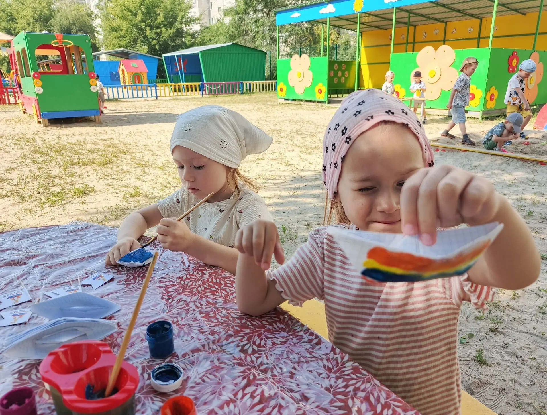 Сегодня ребята группы "Пчёлка" узнали, почему именно дощаник, (маленький кораблик) красуется на герб