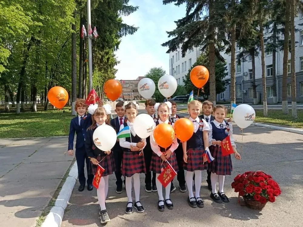 8 мая ученики 2 Б класса с классным руководителем приняли участие в митинге, посвящённом Дню Победы.