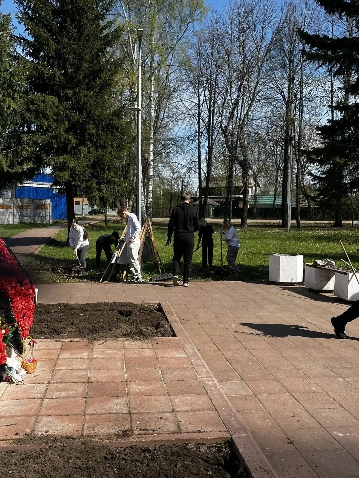 Вчера и сегодня — заботимся о памятниках нашего города! 🇷🇺 ☘ 4 мая ученики 8–9 классов ЦО №6 дружно 