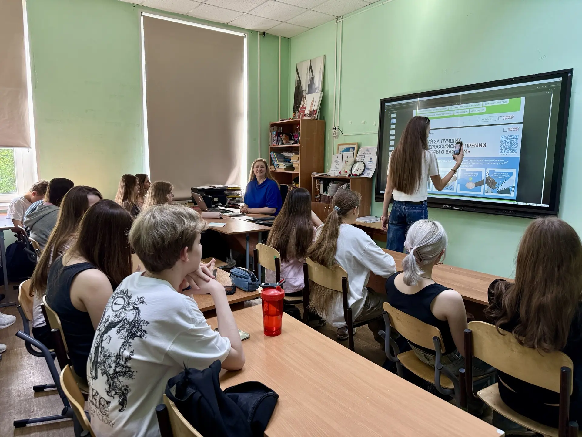 🤝 Сегодня на занятии «Разговоры о важном» наши ученики вместе с педагогами обсудили тему: «Ценности,