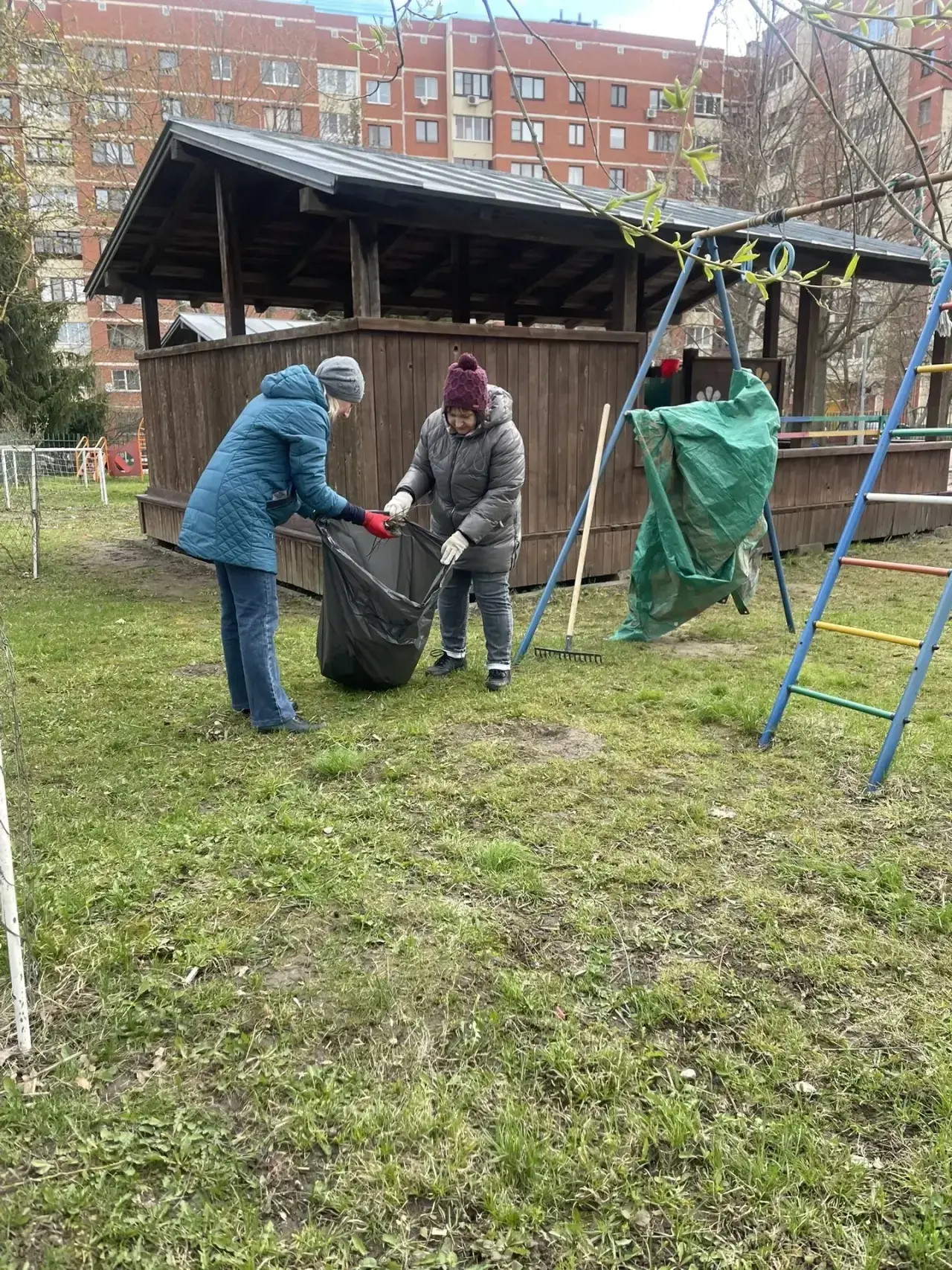 Сегодня сотрудники МБОУ ЦО №58 «Поколение будущего» приняли участие во Всероссийском субботнике.   В