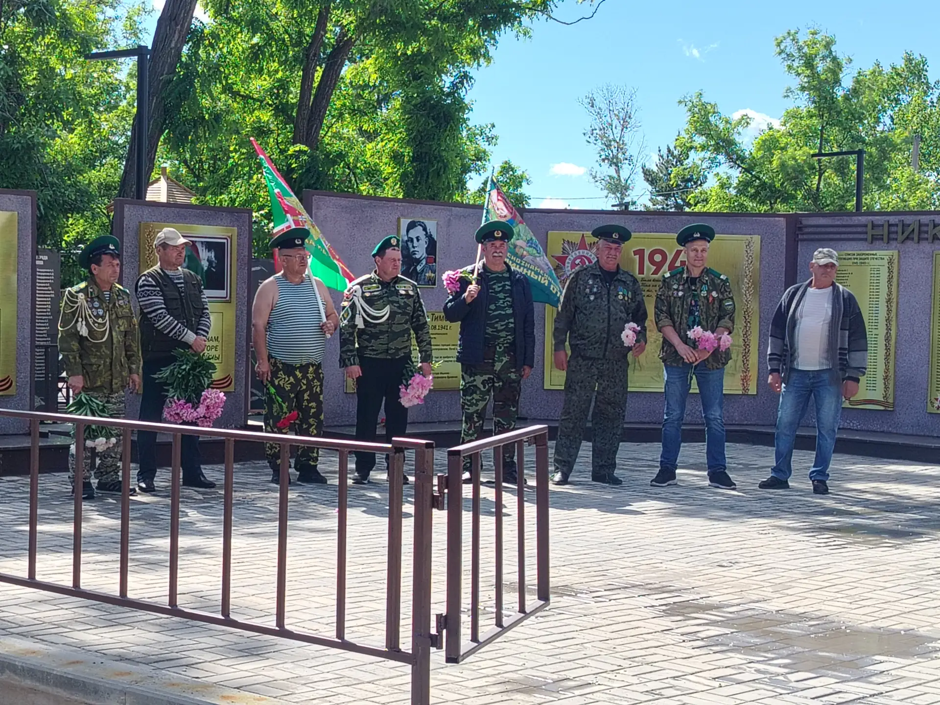 Поздравляем с Днем пограничника! Желаем крепкого здоровья, сил, отваги, доброты. Пусть ...