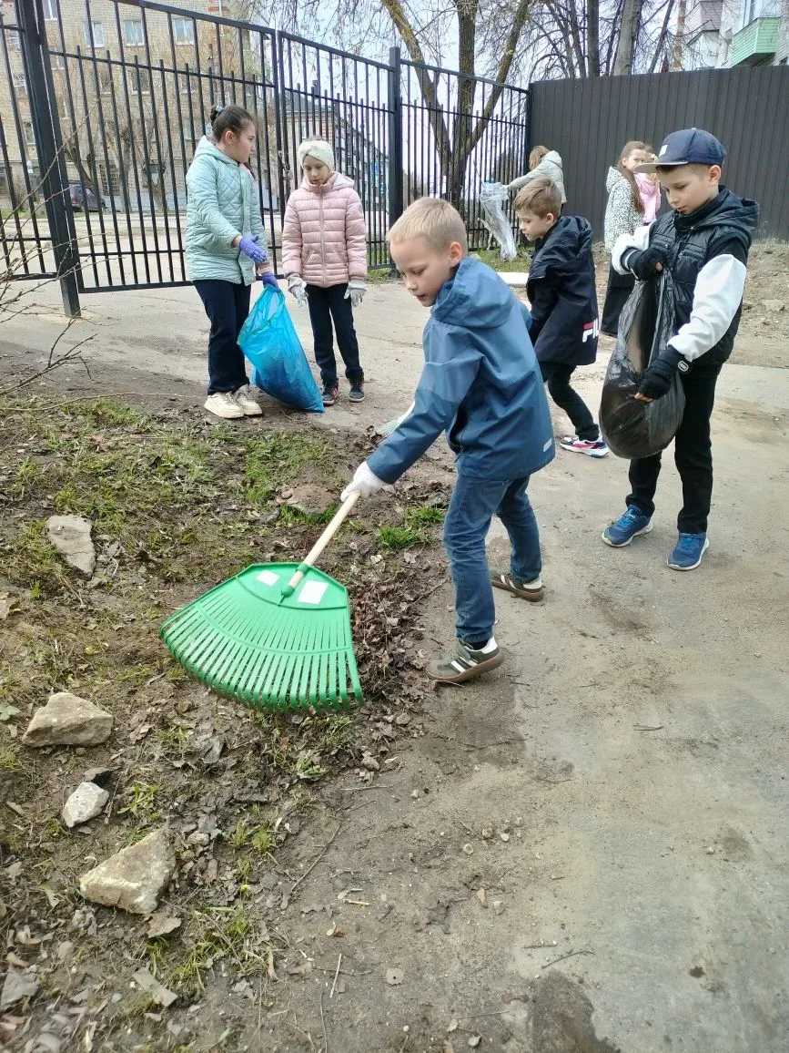 🌱🧹 Маленькие сердца — большие дела! 🧹🌱  Пока старшеклассники показывают пример, наши замечательные р