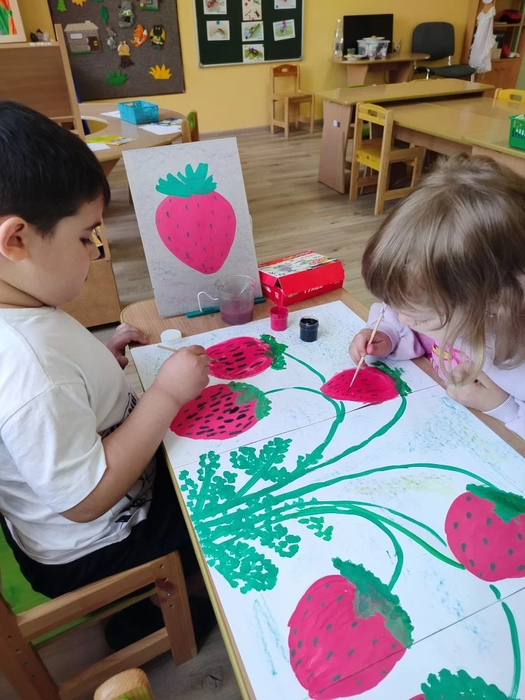 27 мая в группе "Светлячок" прошёл Международный день клубники.