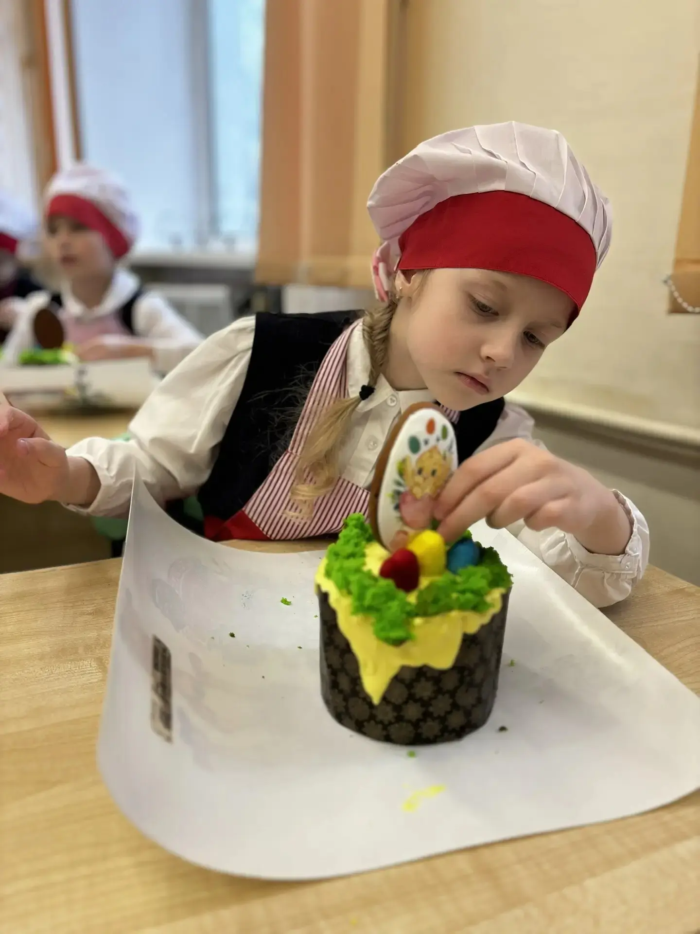 Пасхальные традиции ожили на мастер‑классе по изготовлению куличей, который прошёл в 1 Б классе.  Бы