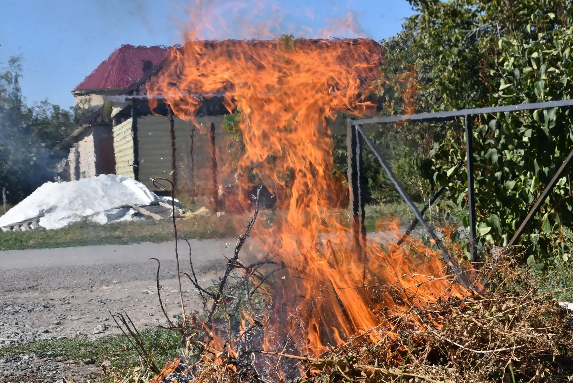 🔥 Огонь не прощает: в Волгоградской области растет число жертв пожаров, несмотря на снижение их кол