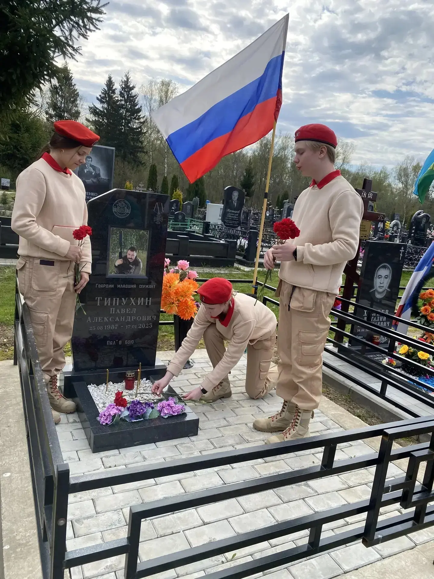 4 мая, накануне Дня Великой Победы, юнармейцы отряда «Росток» посетили могилу участника СВО, бывшего
