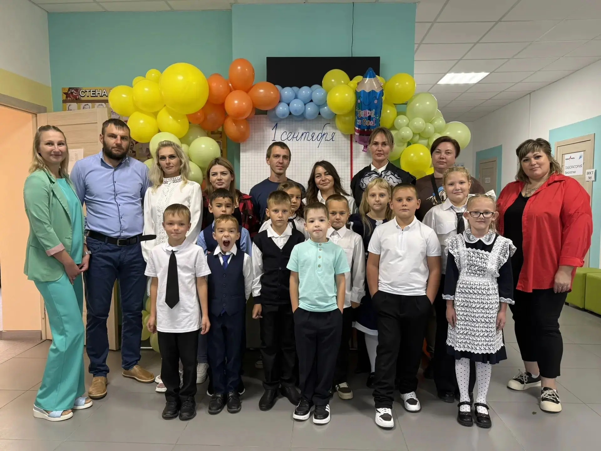 🍁Делимся второй партией фотографий с главного школьного праздника! Ловите моменты, кот...