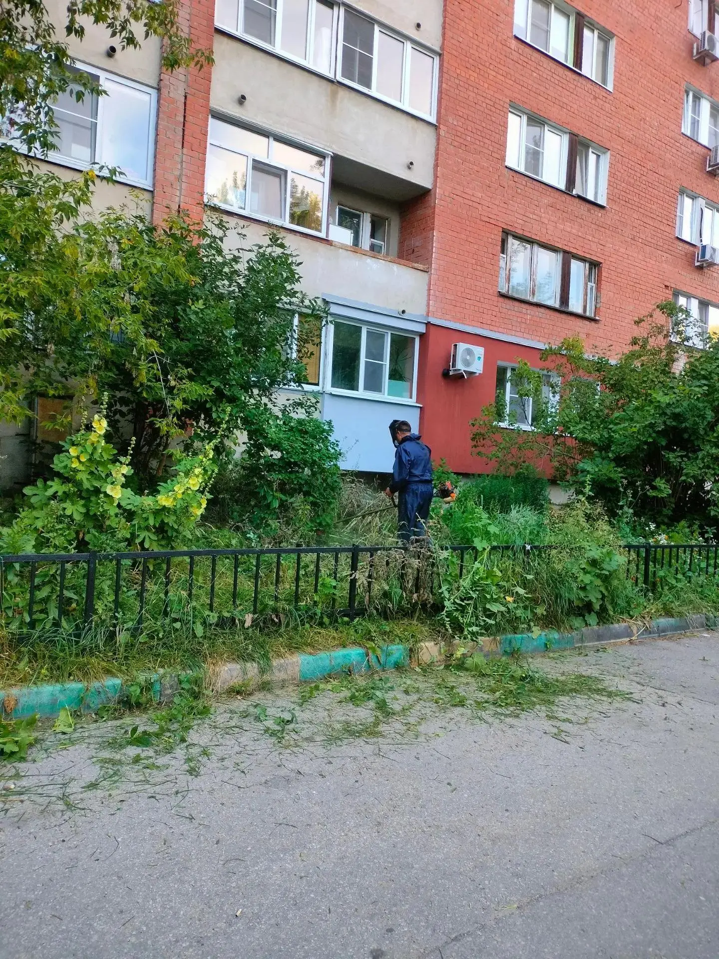 🌿 Продолжаем ежедневный покос травы на придомовых территориях.

Регулярно приводим в порядок газоны