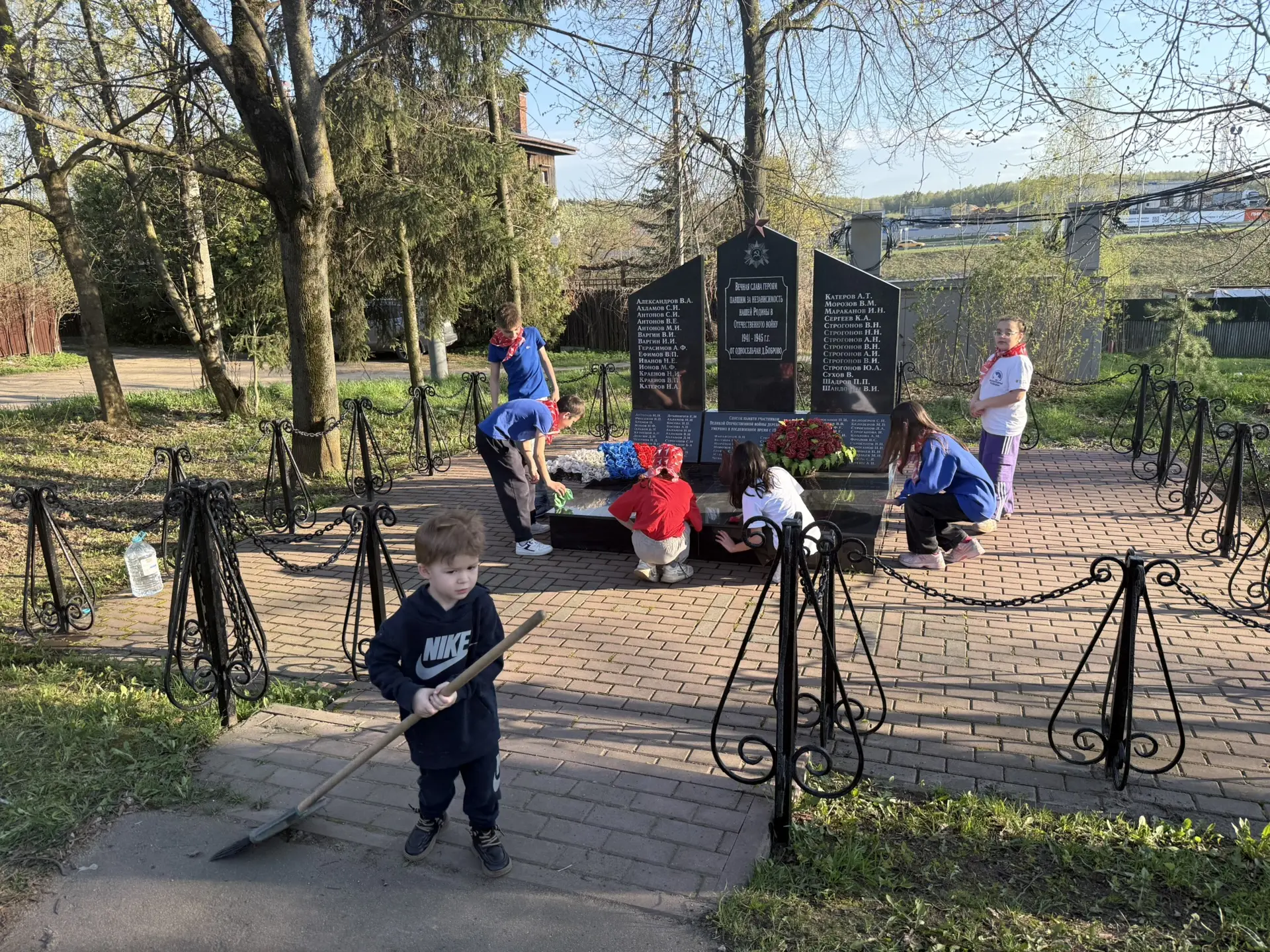 Учащиеся МАОУ «ОЦ «Лидер» приняли участие в акции «Вахта памяти», которая прошла у Памятника жителям