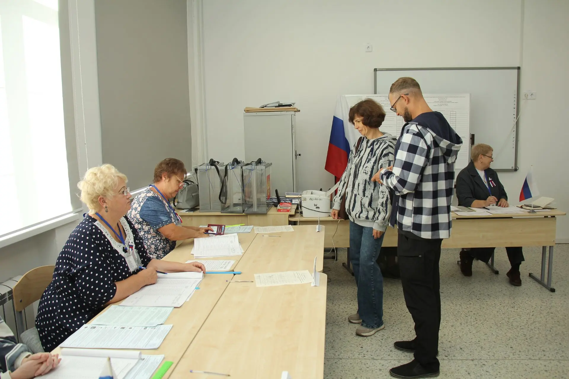 В 20:00 избирательные участки закрылись — первый день выборов завершен.