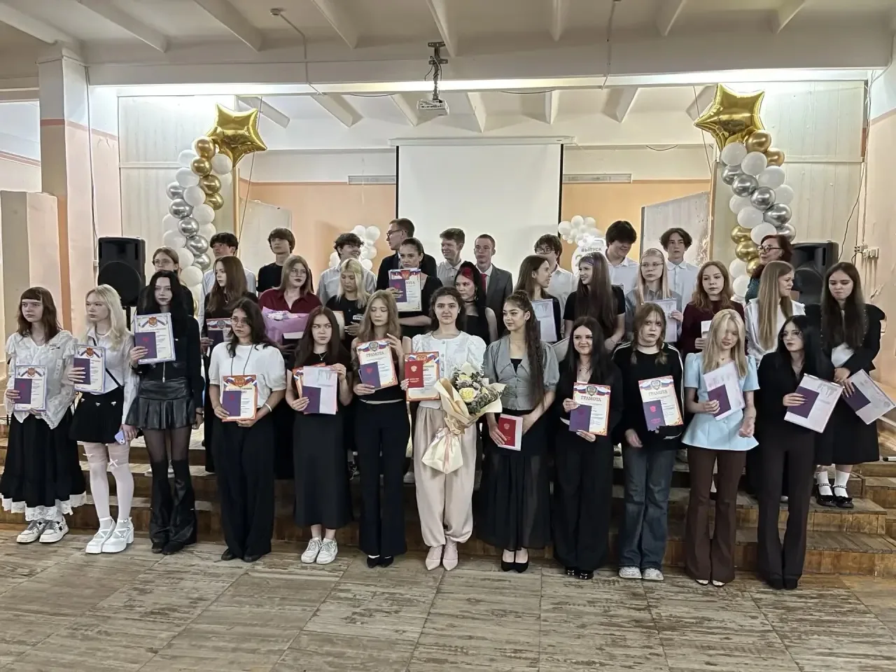 Сегодня в нашей школе прошла торжественная церемония вручения аттестатов учащимся 9-х классов! 🎓

В
