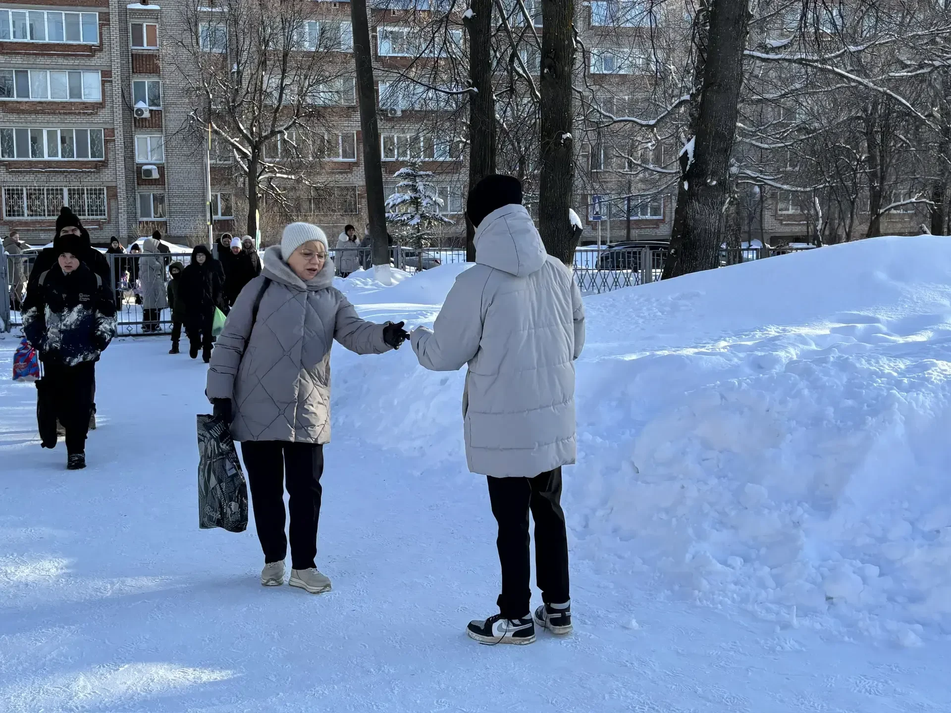 💐С 8 Марта, дорогие наши!💐 Сегодняшнее утро в нашей школе было особенным – наполненным улыбками, цве