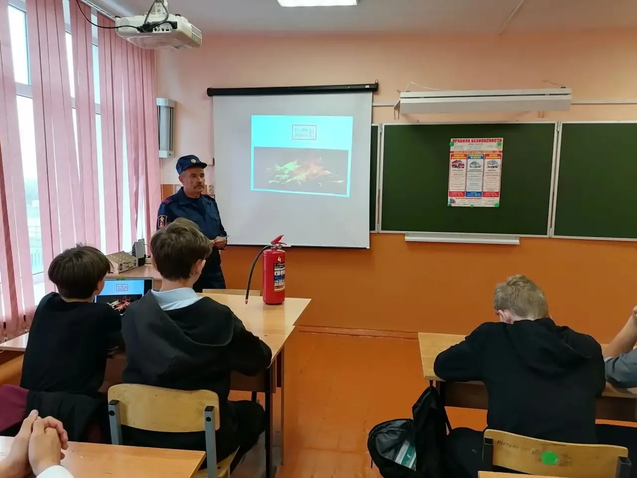 В рамках месячника ГО и пожарной безопасности в МКОУ «Русскожуравская ООШ» прошла важна...