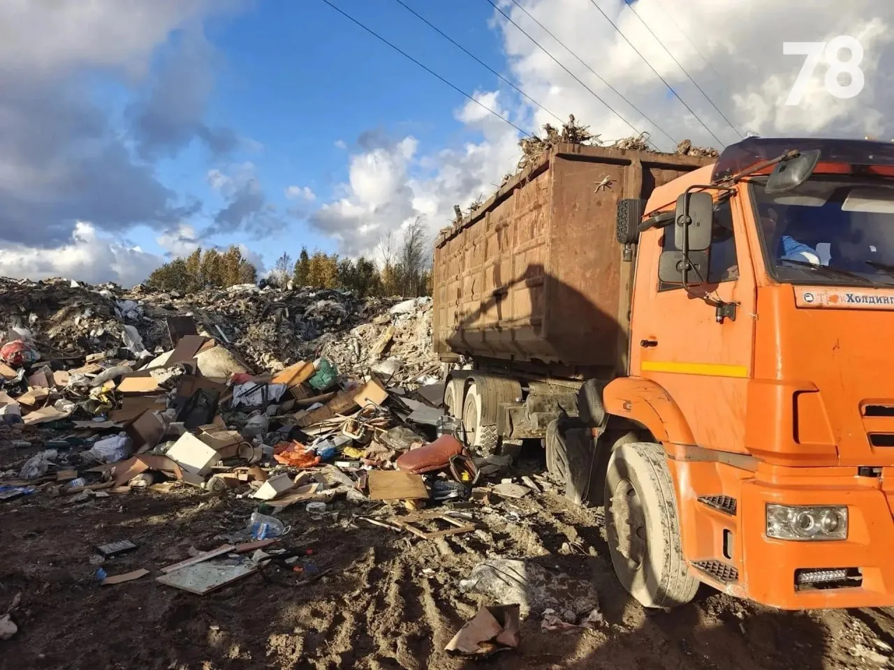 В «Уткиной заводи» обнаружили крупную незаконную свалку. Во время рейда задержали водит...