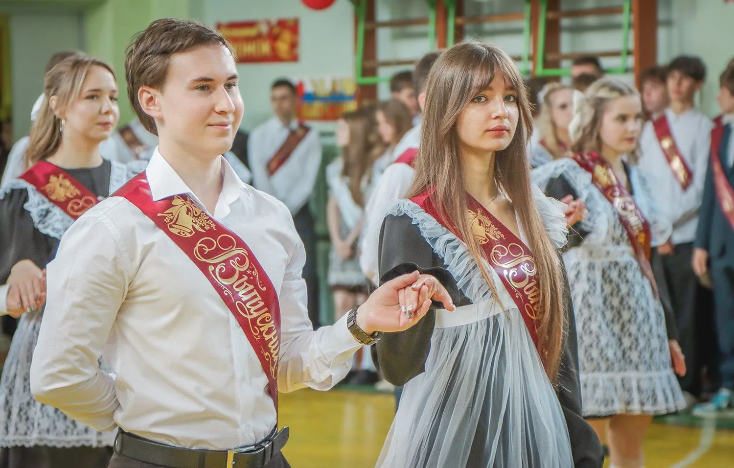 Брянские выпускники прощаются со школой    В брянских школах наступила пора последних звонков. Замес