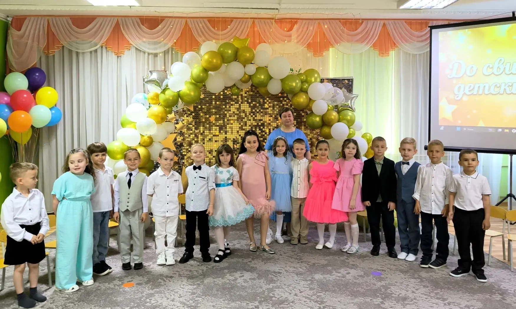 🎓 Прощай, детский сад! 🎈

27 мая в нашем детском саду прошёл самый трогательный и важный праздник 