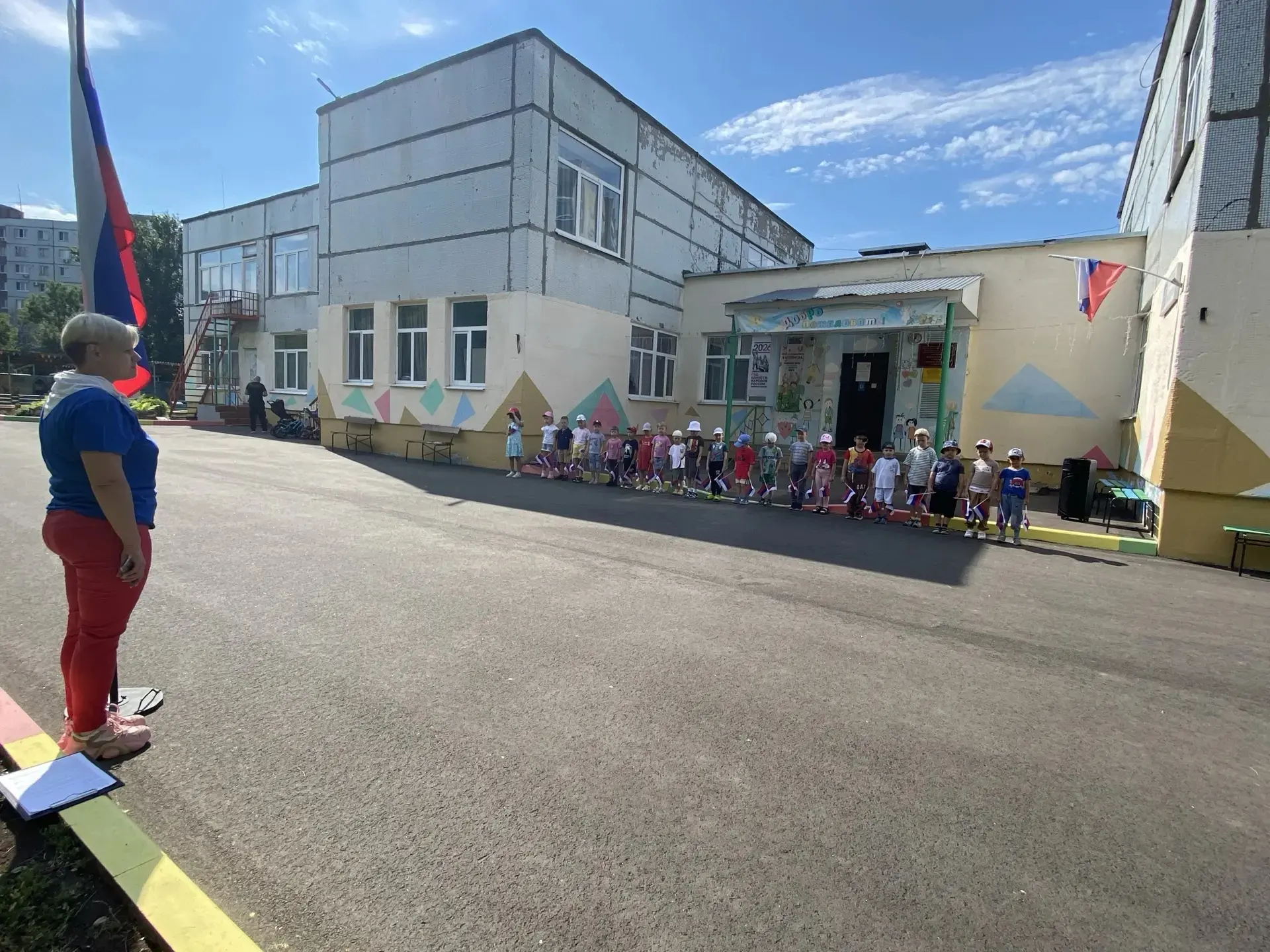 В детском саду  прошел праздник, посвященный Дню России🇷🇺Под гимн Российской Федерации и поднятие 