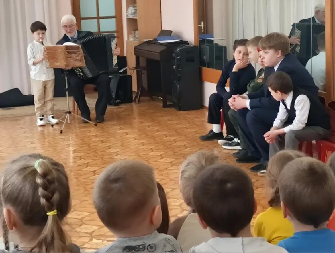 🎼 В гости к ребятам детского сада «Светлячок» с прекрасным мини-концертом пришли ученики и педагог д