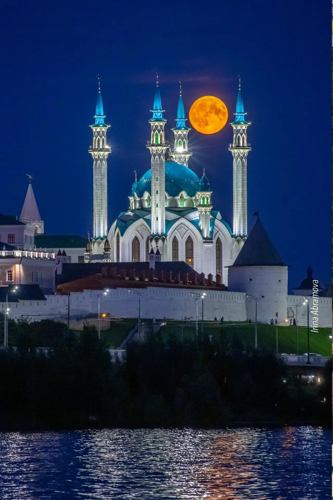 Мечеть Кул-Шариф и вчерашняя луна, запутавшаяся в минаретах. 
 
Фото: Ирина Абрамова

 👉НЕ ЗАБУДЬ П