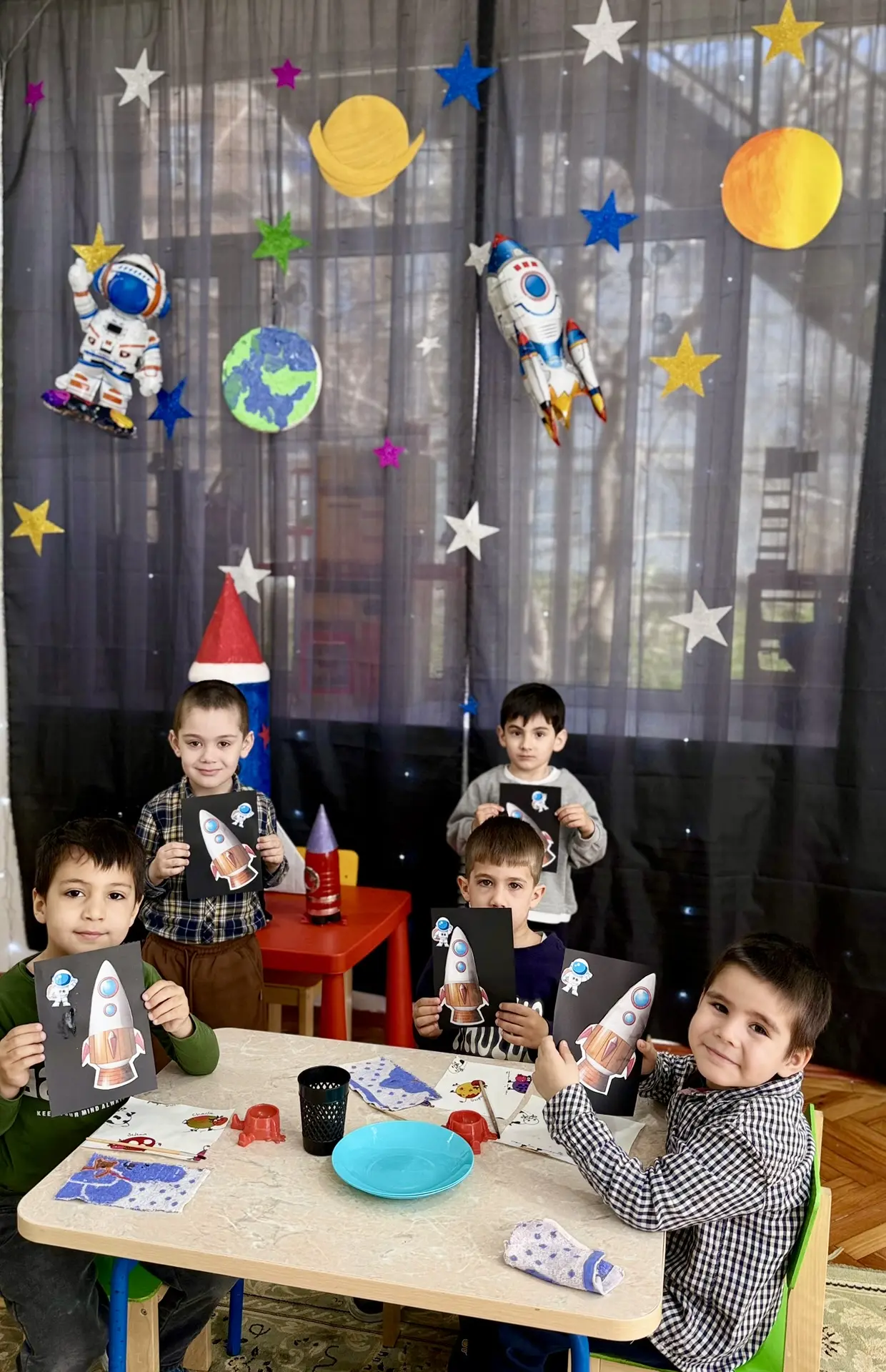 🚀Сегодня воспитатели превратили группы в настоящий космический центр! 
🚀 Ребята познакомились с ус
