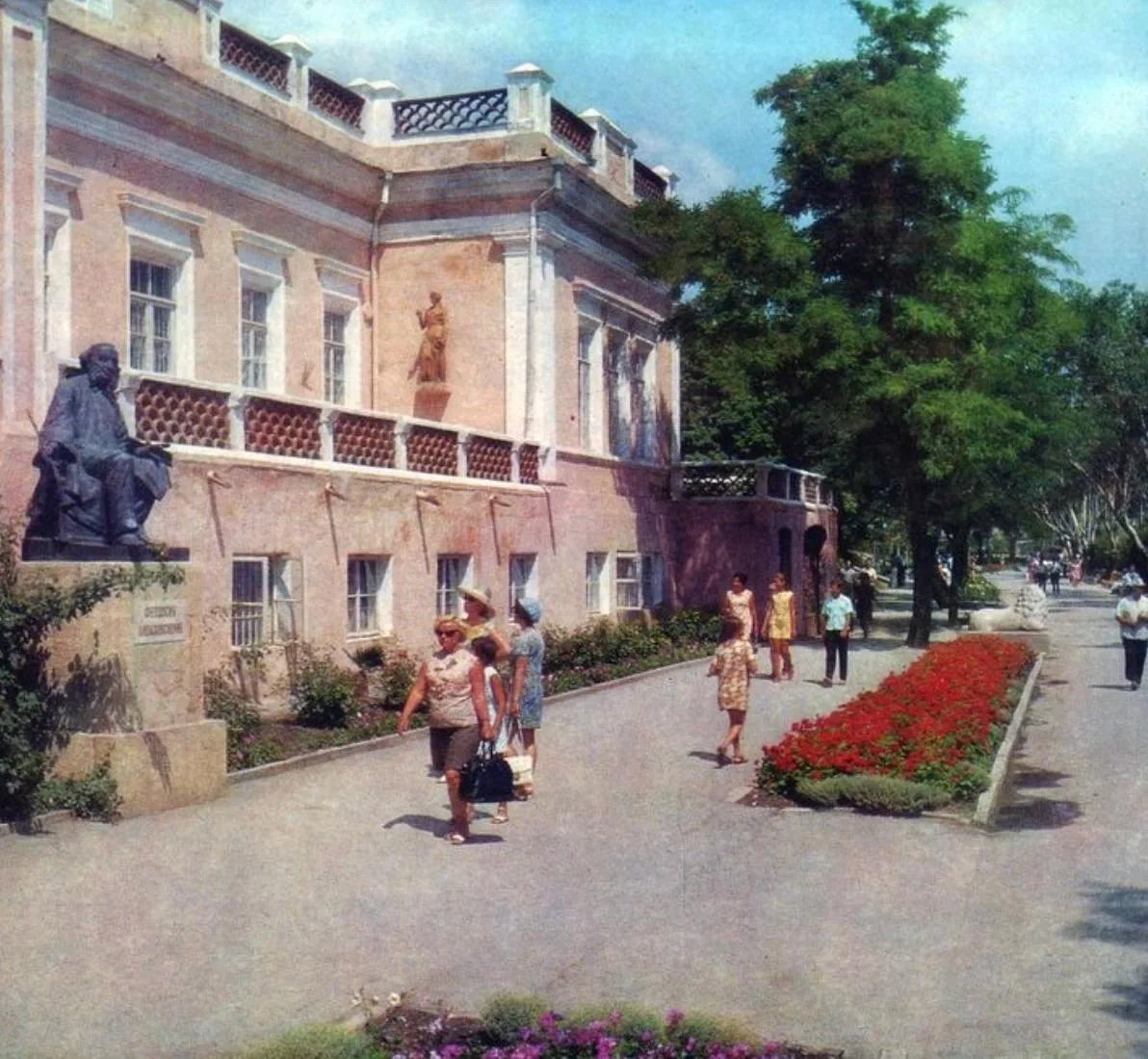 Картинная галерея имени Айвазовского в Феодосии. 1970 год.

⏳ История Феодосии

Мы в МАХе 👉 https:/