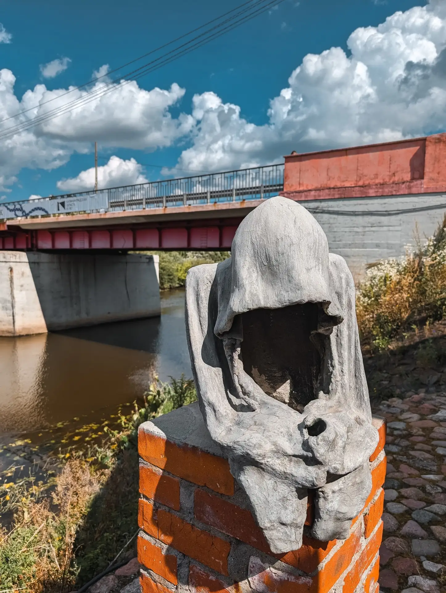 Необычные скульптуры в замке Тапиау📍