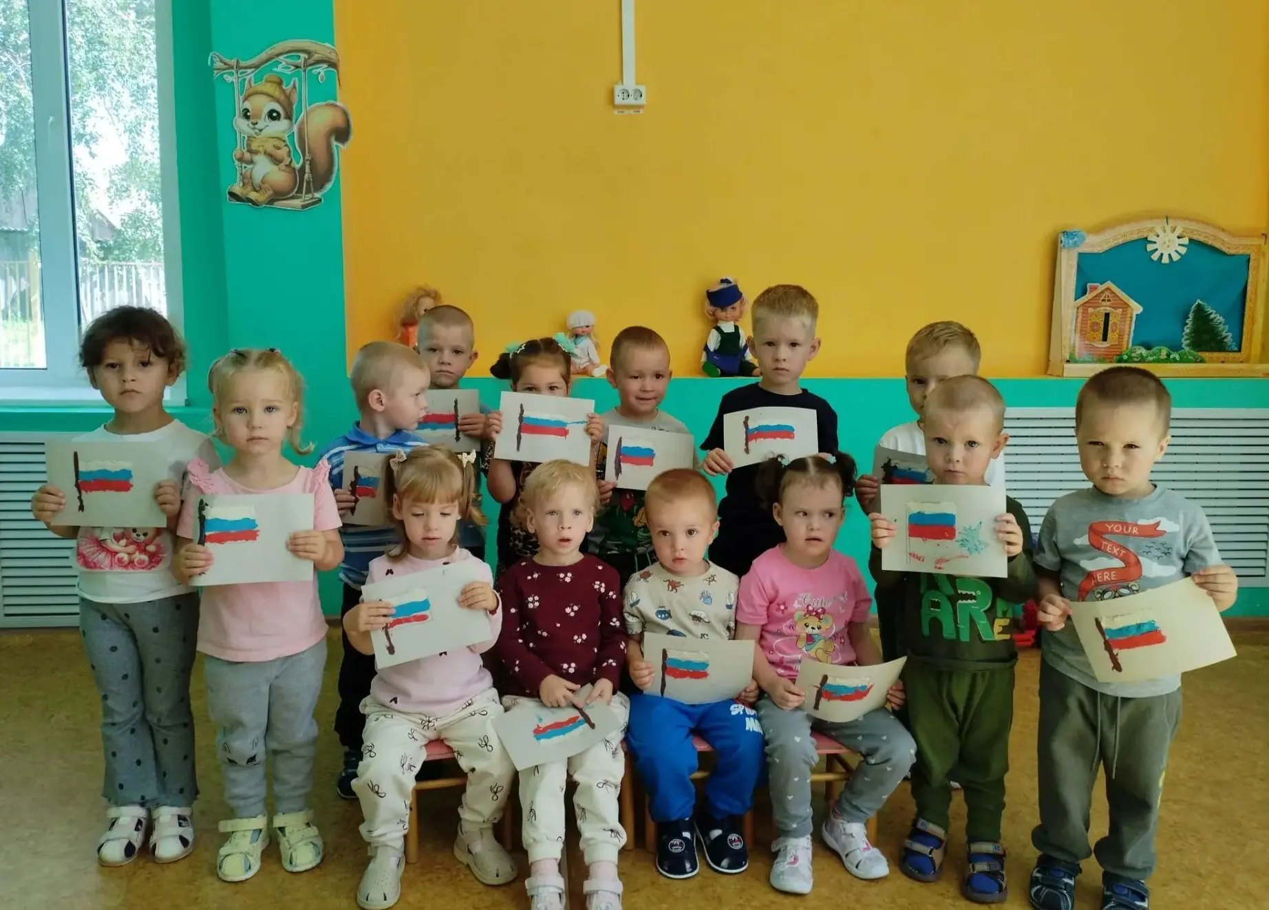 ⚪🔵🔴 В преддверии Дня Государственного флага РФ в младших группах проведено занятие по...